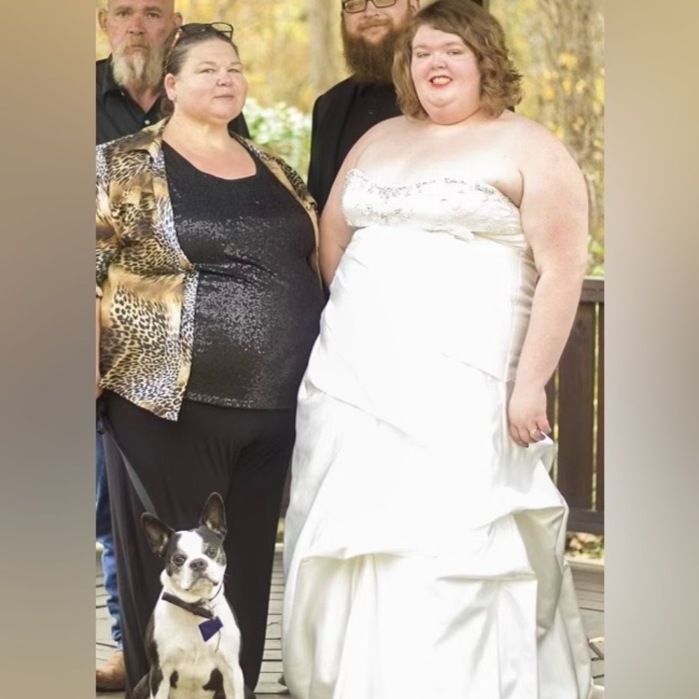 Elegant White Strapless Gown
ANY OFFER ACCEPTED